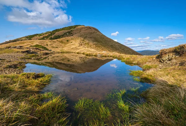 Pequeño Lago Pintoresco Con Reflejos Nubes Monte Strymba Hermoso Día —  Fotos de Stock