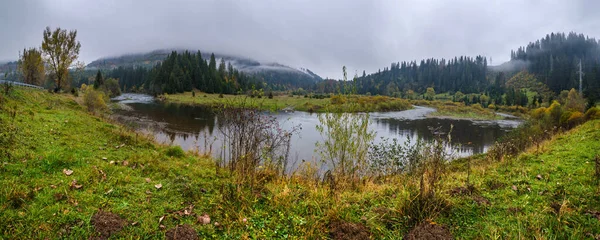 カルパチア山脈の霧と曇りの秋の日 リカ川ベンド トランスカルパティア ウクライナ — ストック写真