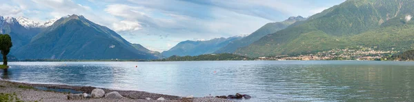 Lago Como Itália Vista Nublada Verão Com Neve Topo Monte — Fotografia de Stock