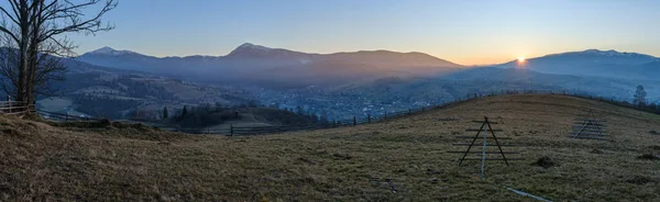 晩秋の山の田舎の上に美しい夕日のパノラマ ウクライナ カルパチア山脈 — ストック写真