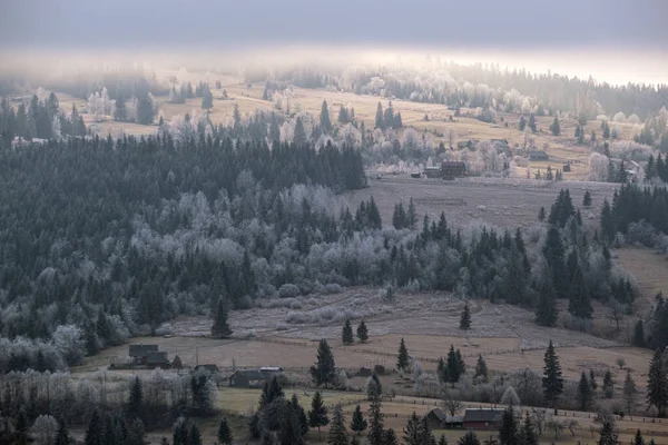 Viene Invierno Pintoresca Escena Antes Del Amanecer Sobre Paisaje Montañoso —  Fotos de Stock