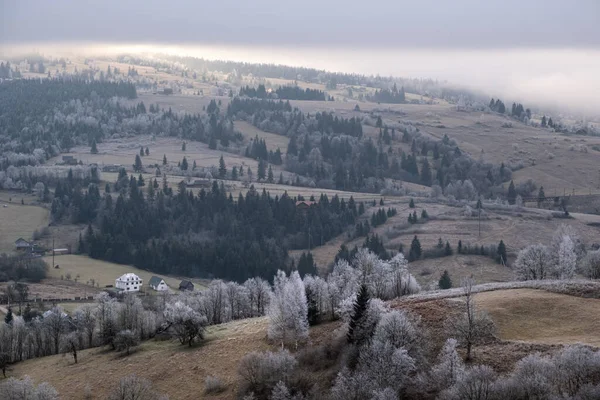 Viene Invierno Pintoresca Escena Antes Del Amanecer Sobre Paisaje Montañoso —  Fotos de Stock