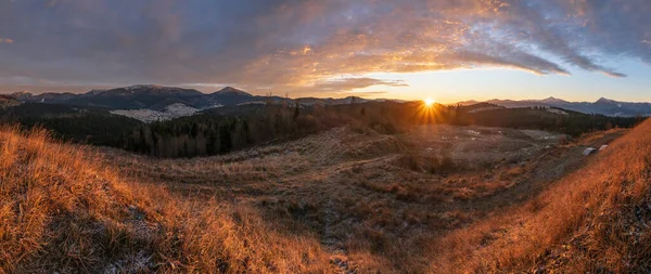 Pittoreska Soluppgång Över Senhöstens Fjällbygd Ukraina Karpaterna Fridfullt Resande Säsongsbetonad — Stockfoto