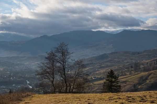 美丽的早晨 在深秋的山地乡村上空 乌克兰喀尔巴阡山脉和平旅游 自然与乡村美景概念景观 — 图库照片