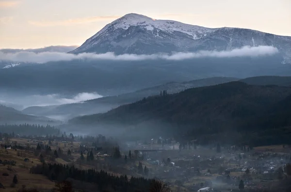 美丽的早晨 在深秋的山地乡村上空 乌克兰 喀尔巴阡山脉 彼得罗斯山脉高居榜首 和平旅游 自然与乡村美景概念景观 — 图库照片