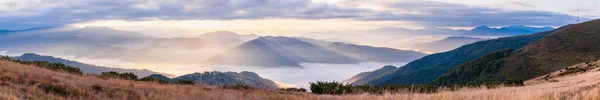 Осенью Утром Панорамный Вид Горы Солнечными Лучами Через Туман Низкие — стоковое фото