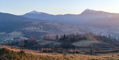 Sonbahar sonu dağ kenarı gün batımından önce. Resimli seyahat, mevsimlik, doğa ve kırsal güzellik konsepti. Karpatlar, Ukrayna.