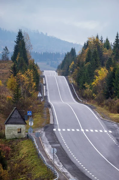 Hazy Overcast Carpathian Mountains Highway Mountain Pass Ukraine — Stock Photo, Image