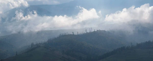 Morgondimmiga Moln Solljus Och Höstens Fjällbygd Ukraina Karpaterna Borzhava Området — Stockfoto