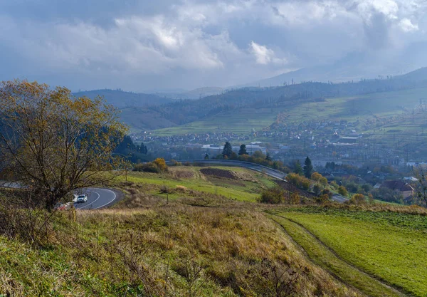 Mlhavé Zatažené Karpaty Dálniční Hadovité Horském Průsmyku Ukrajina — Stock fotografie