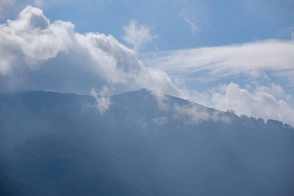 太陽の光と秋の山の田舎で朝霧の雲 ウクライナ カルパティア山脈 ボルツハーヴァ山脈 トランスカルパティア — ストック写真