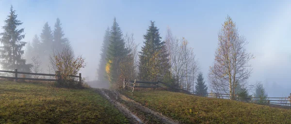 Foggy Autumn Mountain Sunrise Scene Peaceful Picturesque Traveling Seasonal Nature — Stock Photo, Image