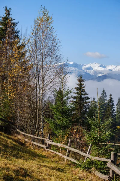 Późna Jesienna Scena Górska Pokrytymi Śniegiem Szczytami Odległych Mglistych Chmurach — Zdjęcie stockowe