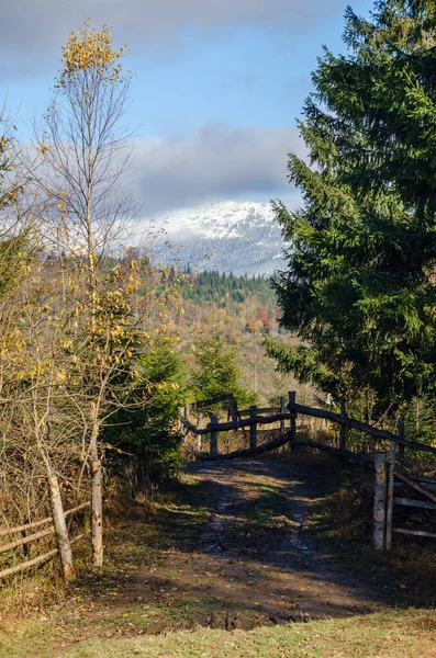 Late Autumn Mountain Morning Scene Snow Covered Tops Far Foggy — Stock Photo, Image