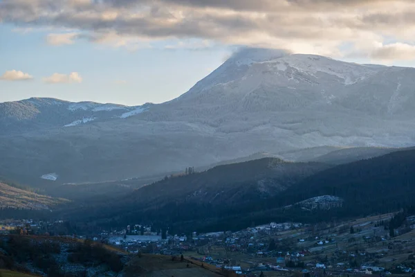 Sonbaharın Sonlarında Gün Batımından Önce Tepeleri Karla Kaplı Bir Dağ — Stok fotoğraf