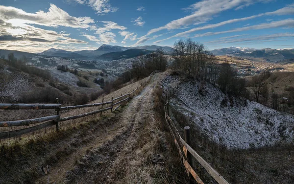 冬が来る 秋の山の田舎の朝の最後の天気の良い日の絵のシーン 丘から村への汚い道 ホヴラとペトロス ウクライナのカルパティア山脈 — ストック写真