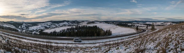 Curva Estrada Asfalto Inverno Começando Nas Montanhas Ucrânia Cárpatos — Fotografia de Stock