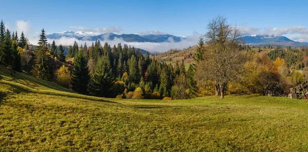 Pozdní Podzimní Horská Ranní Scéna Zasněženými Vrcholky Dalekých Mlhavých Mracích — Stock fotografie