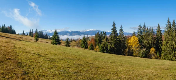 Spätherbstliche Berglandschaft Mit Schneebedeckten Gipfeln Weiten Und Nebligen Wolken Tälern — Stockfoto