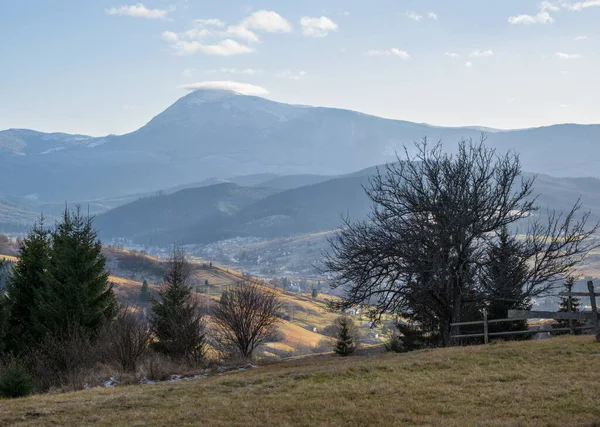 Pozdní Podzimní Horská Scéna Před Západem Slunce Zasněženými Vrcholky Daleko — Stock fotografie