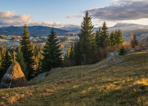 Late Herfst Berg Pre Zonsondergang Scène Met Sneeuw Bedekte Toppen — Stockfoto