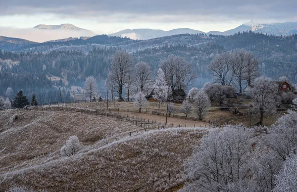 冬天要来了秋末的山地乡村 风景如画 雾蒙蒙的晨景 斜坡上都结满了白霜 乌克兰 喀尔巴阡山脉 — 图库照片