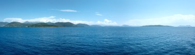 Deniz kıyı şeridi görünümünden feribot (Yunanistan) yaz. Panorama.