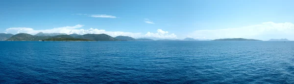 Moře v létě pobřeží pohled z trajektu (Řecko). Panorama. — Stock fotografie