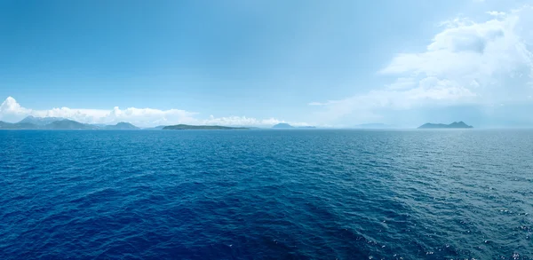 Moře letní pohled z trajektu (Řecko). Panorama. — Stock fotografie