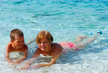 familys yaz tatillerini Denizi (Yunanistan).