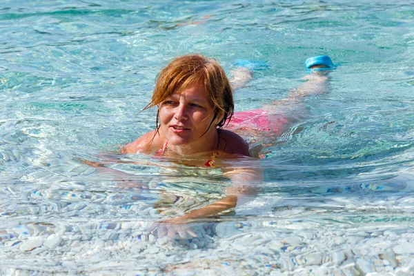 Kvinna bada i havet (Grekland). — Stockfoto