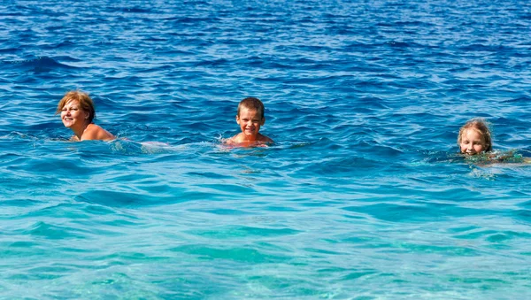 Familias vacaciones de verano en el mar (Grecia ). — Foto de Stock