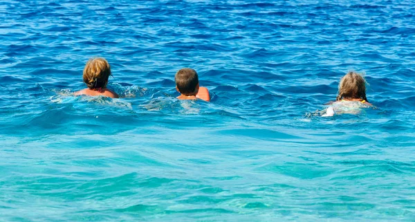 Familias vacaciones de verano en el mar (Grecia ). — Foto de Stock