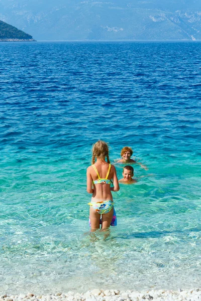 Familias vacaciones de verano en el mar (Grecia ). — Foto de Stock