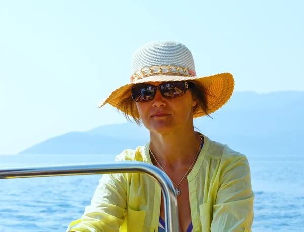 Kvinna i en motorbåt. — Stockfoto