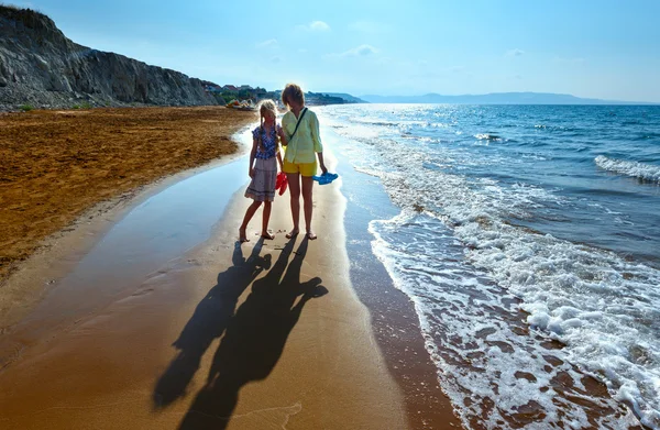 Xi Beach morning view and family (Greece, Kefalonia). — Stock Photo, Image