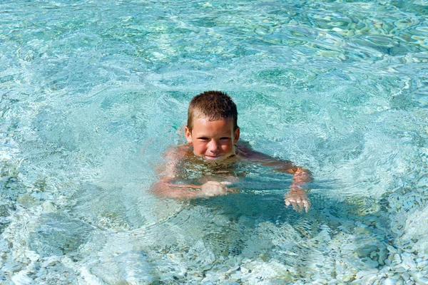 Chlapec, koupání v moři (Řecko). — Stock fotografie