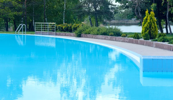 Outdoor swimming pool view — Stock Photo, Image