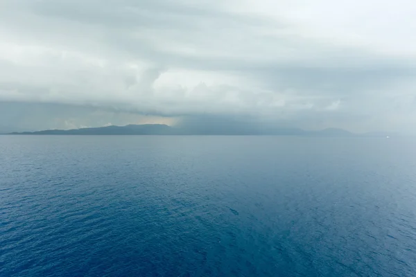 Vista mare estate con cielo tempestoso (Grecia ) — Foto Stock