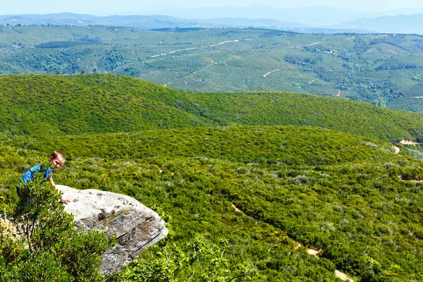 Sommaren utsikt från toppen av kullen (Grekland) — Stockfoto