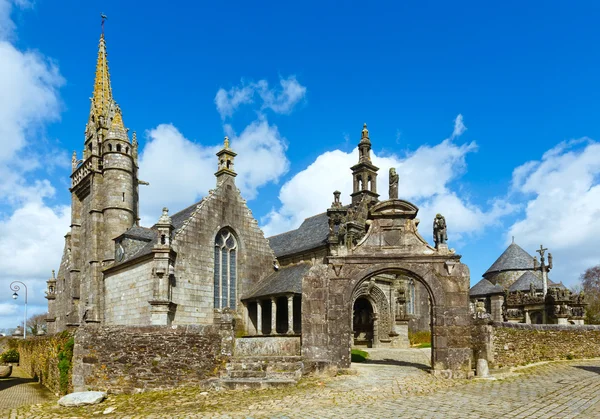 La parroquia de Guimiliau, Bretaña, Francia . — Foto de Stock