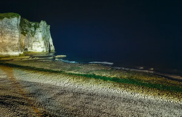 Naturalne urwiska w Étretat, Francja. Scena nocy. — Zdjęcie stockowe