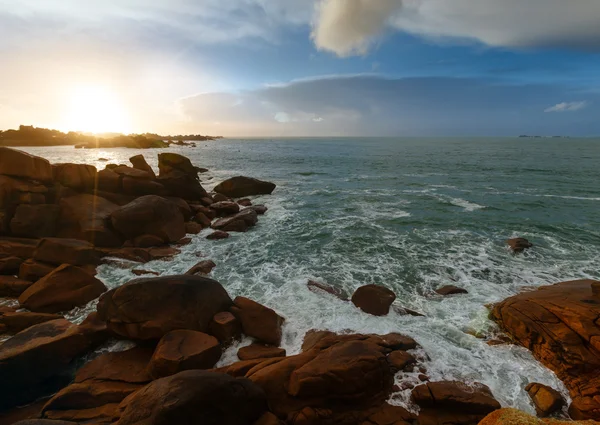 Vista del atardecer de la costa de Ploumanach (Bretaña, Francia ) —  Fotos de Stock