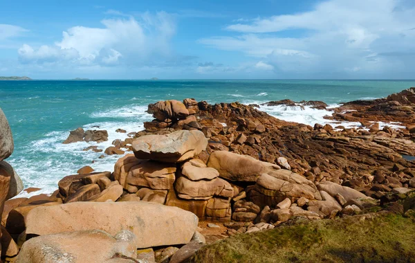 La costa di granito rosa (Bretagna, Francia ). — Foto Stock