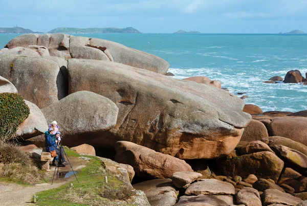 Ploumanach kustutsikt och familj på steniga bänk (Bretagne, Franc — Stockfoto