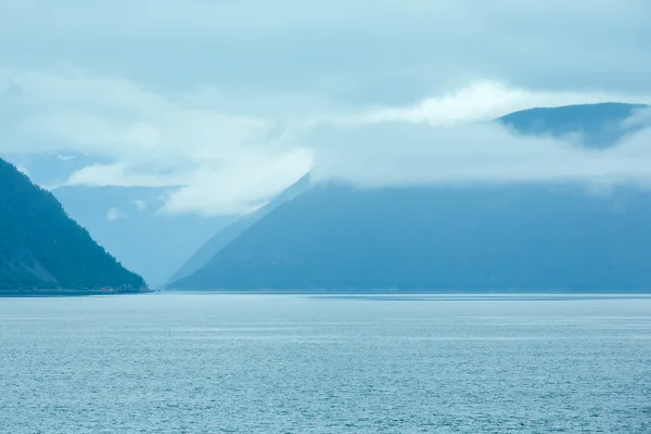 Fjord zomer bewolkt weergave (Noorwegen) — Stockfoto