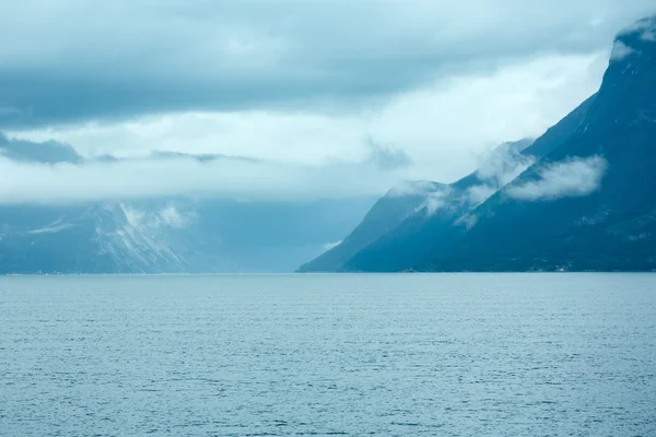 Fjord nyári felhős view (Norvégia) — Stock Fotó