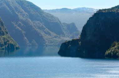 Yaz dağ gölü suldalsvatn (Norveç)