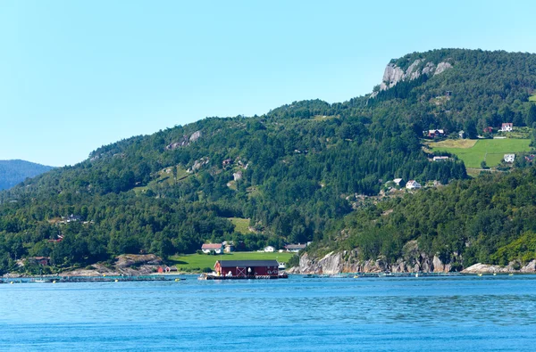 Fiordo estate vista nebbiosa (Boknafjord, Norvegia ) — Foto Stock