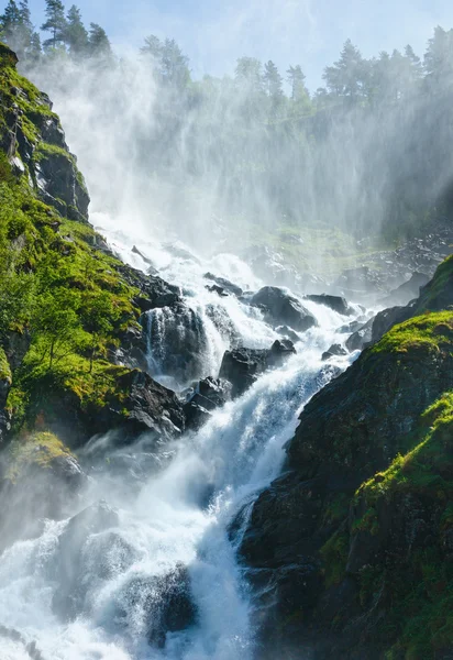 Summer Latefossen cachoeira na encosta da montanha (Noruega ). — Fotografia de Stock